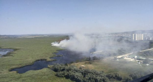 Возгорание камыша в плавневой зоне в районе хутора Чембурка. Фото: ГУ МЧС РФ по Краснодарскому краю. http://23.mchs.gov.ru/