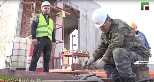 Стоп-кадр репортажа "Чечню строят не чеченцы?". YouTube канал ЧГТРК "Грозный". https://www.youtube.com/channel/UC3FPh5_CUUx99KCqDE09kWQ