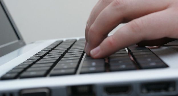 Рука на клавиатуре ноутбука. Фото: Andrew_Writer - (CC BY 2.0). https://www.flickr.com/photos/dragontomato/