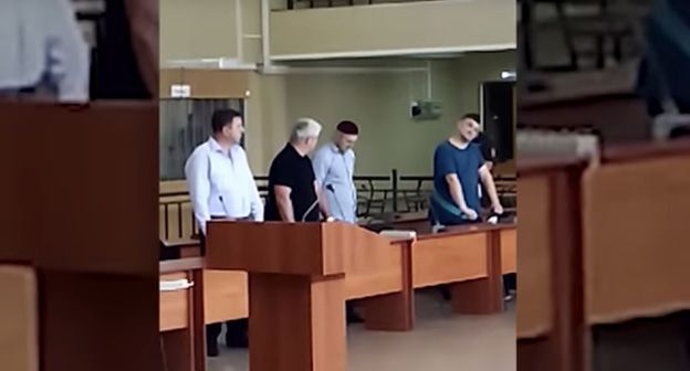 Заседание суда по делу сотрудников ингушского центра "Э". Стоп-кадр видео YouTube канала "Caucasian Knot". https://www.youtube.com/channel/UCp-nh5Fe_YD4baFpypQApyA