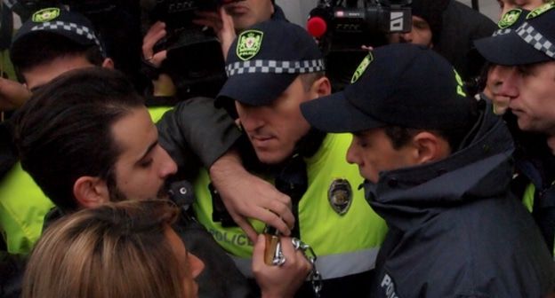 Активист "Лейбористской партии Грузии" Михаил Кумсишвили с замком в руках пытается прорваться к зданию резиденции Зурабишвили, чтобы символически закрыть его. Тбилиси, 24 ноября 2019 года. Фото Беслана Кмузова для "Кавказского узла".