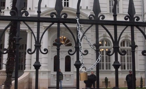 Активисты повесили замок на ограду, а ключ бросили во двор резиденции. Тбилиси, 24 ноября 2019 года. Фото Беслана Кмузова для "Кавказского узла".