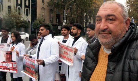 Житель Тбилиси выразил одобрение индийским студентам за их акцию. Тбилиси, 24 ноября 2019 года. Фото Беслана Кмузова для "Кавказского узла".