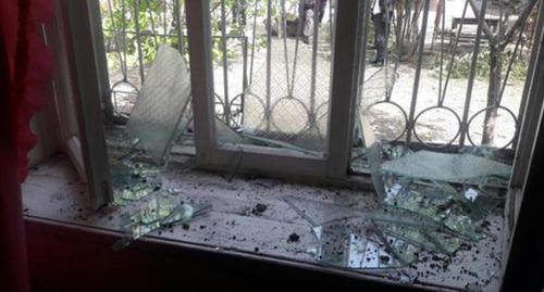 Разбитое окно в селе в Азербайджане в прифронтовой зоне. Фото https://mod.gov.az/ru/foto-arhiv-045/?gid=12887