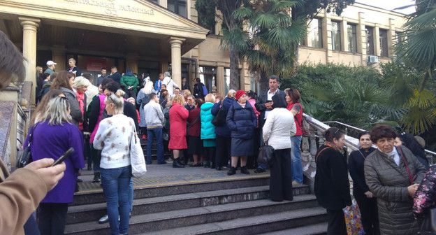 Группа поддержки у суда Центрального района Сочи. Фото Юлии Поповой для "Кавказского узла"