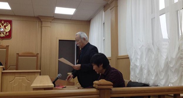 Эрдни Манцаев и его защитник в суде. Фото Алены Садовской для "Кавказского узла".