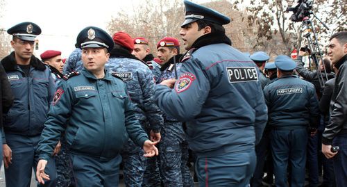 Сотрудники полиции на протестной акции в Ереване. Фото Тиграна Петросяна для "Кавказского узла".