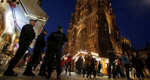 Французские полицейские патрулируют место проведения традиционной Рождественской ярмарки у Страсбургского собора. Фото REUTERS/Vincent Kessler