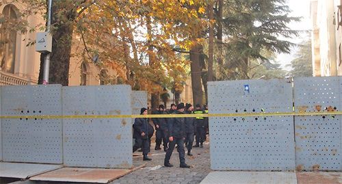 Полицейские возвели вокруг здания железные переносные заборы. Тбилиси, 28 ноября 2019 г. Фото Беслана Кмузова для "Кавказского узла"