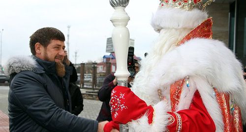 Рамзан Кадыров (слева) и Дед Мороз. Фото: © Лом-Али Лорсанов/ИА "Грозный-информ"