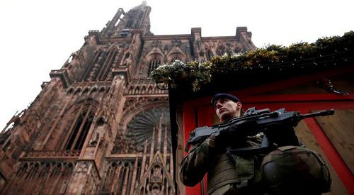 Вооруженный французский солдат у собора в Страсбурге. Фото: REUTERS / Christian Hartmann 