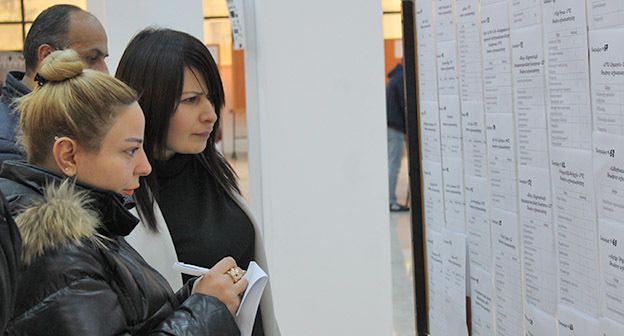 Молодежь возле стенда на ярмарке труда. Фото Тиграна Петросяна для "Кавказского узла"