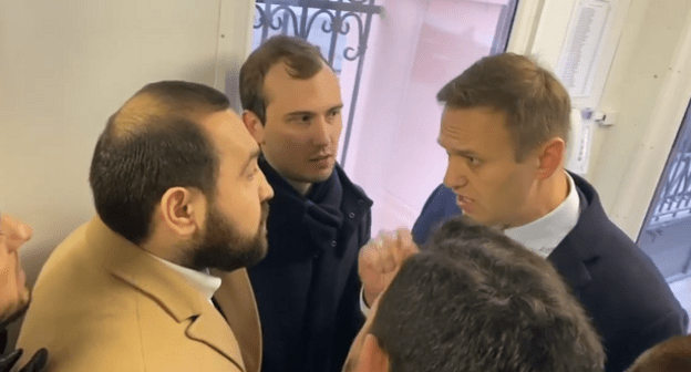 Султан Хамзаев (слева) и Алексей Навальный (справа). Кадр видео Хамзаева в Instagram