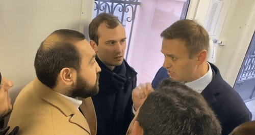 Султан Хамзаев (слева) и Алексей Навальный (справа). Кадр видео Хамзаева в Instagram