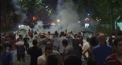 Участники противостояния перед зданием парламента в Тбилиси. Фото: кадр видео канала Великая Армения https://www.youtube.com/watch?v=pJh0BXGSG1w.