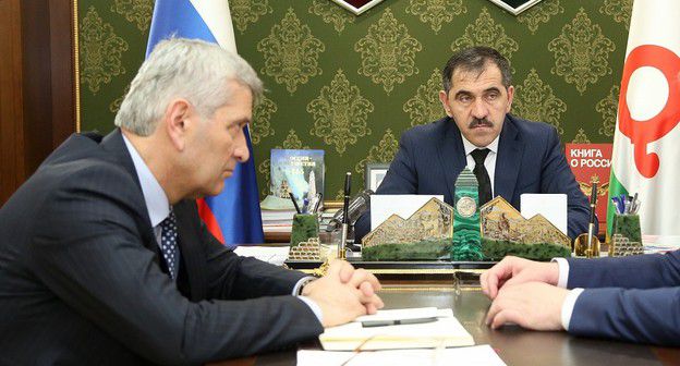 Министр финансов Ингушетии Руслан Цечоев (слева). Фото пресс-службы УФК по Республике Ингушетия. http://ingushetia.roskazna.ru