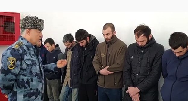 Министр внутренних дел Чечни отчитывает  в Гудермесском районе мужчин, задержанных по подозрению в употреблении алкоголя и психотропных веществ. Фото: официальный аккаунт МВД Чечни https://www.instagram.com/p/B5k3-STFR-y/