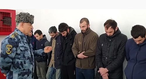 Министр внутренних дел Чечни отчитывает  в Гудермесском районе мужчин, задержанных по подозрению в употреблении алкоголя и психотропных веществ. Фото: официальный аккаунт МВД Чечни https://www.instagram.com/p/B5k3-STFR-y/