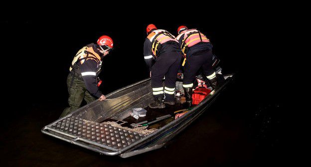 Поиски рыбаков на озере Джандари в ночь на 4 декабря 2019 года. Фото службы по управлению чрезвычайными ситуациями МВД Грузии https://www.facebook.com/EmergencyManagementService/photos/pcb.2180324808938406/2180324078938479/?type=3&theater