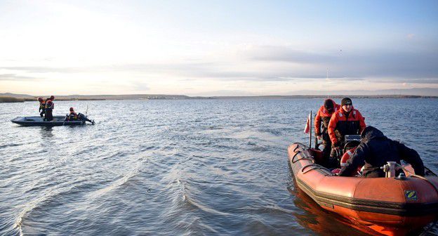 Поиски рыбаков на озере Джандари в ночь на 4 декабря 2019 года. Фото службы по управлению чрезвычайными ситуациями МВД Грузии https://www.facebook.com/EmergencyManagementService/photos/pcb.2180324808938406/2180324078938479/?type=3&theater