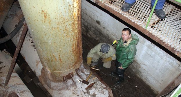 Ликвидация аварии. Фото: официальный сайт Новочеркасска https://novochgrad.ru/news/32678-larisa-konyushinskaya-proinspektirovala-hod-remontnyh-rabot-na-vodovode.html