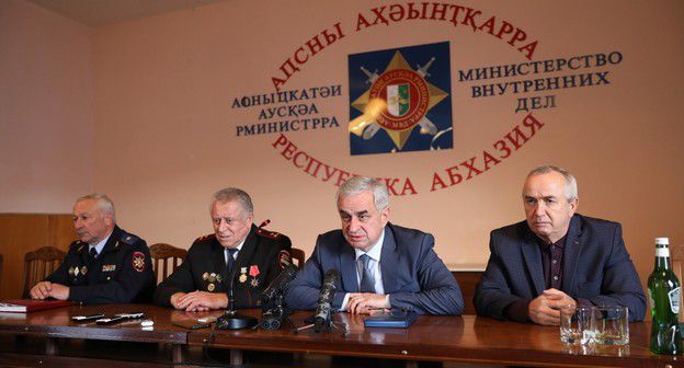 Президент Абхазии Рауль Хаджимба представляет коллективу МВД нового главу ведомства Рауля Смыра. Фото пресс-службы президента Абхазии, https://presidentofabkhazia.org/about/info/news/?ELEMENT_ID=11431