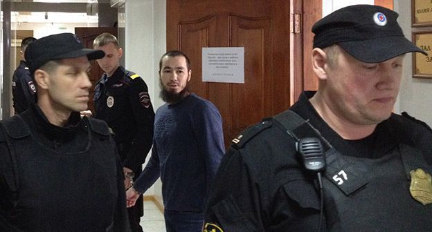 Наиль Муханов (в центре) выходит из зала заседания после оглашения приговора. Астрахань, 6 декабря 2019 года. Фото Алены Садовской для "Кавказского узла"