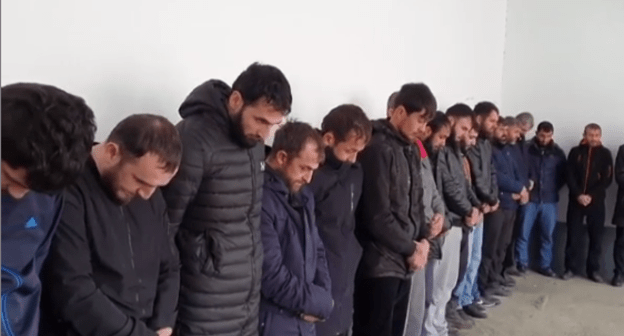 Задержанные по подозрению в употреблении алкоголя и психотропных веществ. Скриншот видео с официального аккаунта МВД Чечни https://www.instagram.com/p/B5k3-STFR-y/