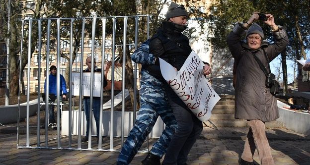Активисты играют сценку задержания Яна Сидорова. 7 декабря 2019 года. Фото Константина Волгина для "Кавказского узла"