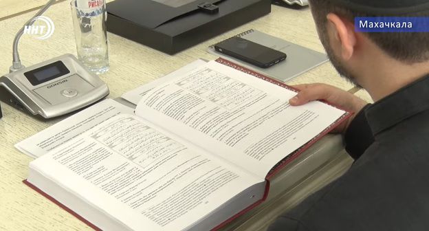 Книга "Калям Шариф. Перевод смыслов". Скриншот с видео канала "Новости Дагестан" https://youtu.be/Nf9y-HNPD8k