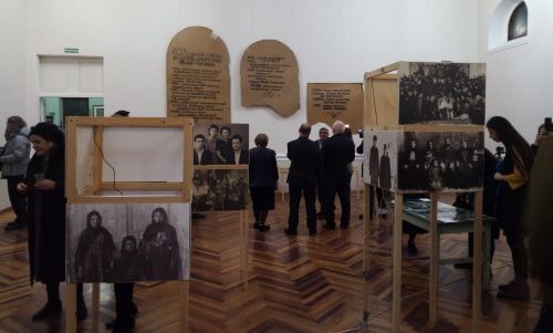 Посетители выставки в синагоге Буйнакска. Фото Расула Магомедова для «Кавказского узла»