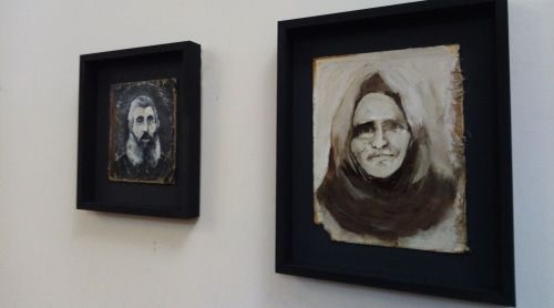 Портреты на выставке в синагоге Буйнакска. Фото Расула Магомедова для «Кавказского узла».