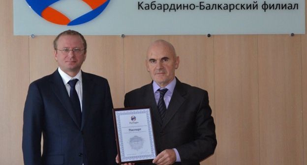 Мурадин Мисиров (справа). Фото пресс-службы ПАО "РусГидро" http://www.rushydro.ru/press/holding-news/88936.html