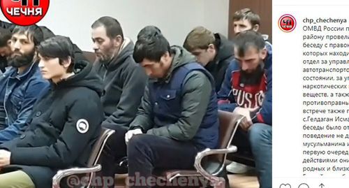 Чеченские полицейские отчитали заподозренных в употреблении алкоголя водителей. Стоп-кадр видео Instagram https://www.instagram.com/p/B55OcLjFbuu/