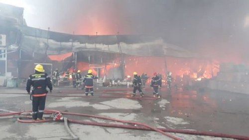 Пожар на территории  торгового центра "EuroHome" . Стоп-кадр видео https://www.youtube.com/channel/UCINwqO8Scgq___xJAVjfn7g