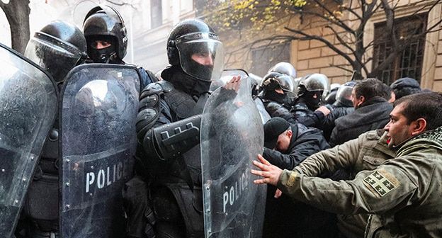 Сотрудники полиции разгоняют участников акции протеста в Тбилиси. Ноябрь 2019 года. Фото: REUTERS/Irakli Gedenidze