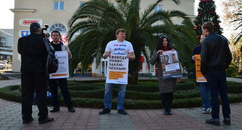 Сочинские активисты на  пикете в поддержку Мордасова и Сидорова.  Фото Ирэн Ильенковой для "Кавказского узла"
