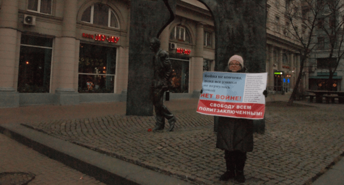 Участница одиночного пикета в Москве Надежда Сорокина. 14 декабря 2019 года. Фото Беслана Кмузова для "Кавказского узла"