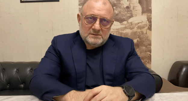 Кадр видеоообращения Джамбулата Умарова к Александру Сокурову. https://www.instagram.com/p/B6GlGOnobBs/