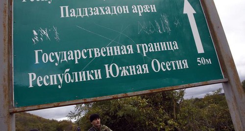 Указатель на границе с Южной Осетией. Фото:  REUTERS/David Mdzinarishvili 