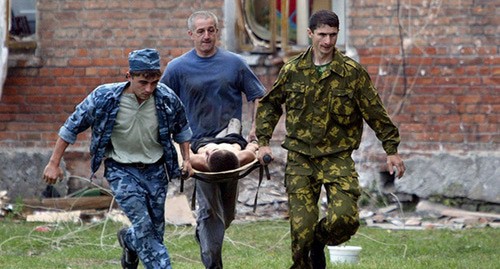 Спасение пострадавшего во время теракта в Беслане. 3 сентября 2004 г. Фото: REUTERS/Viktor Korotayev GD/DBP