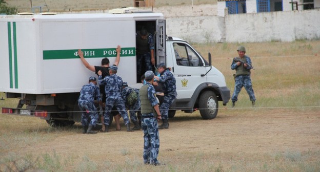 Учения в  колонии №2 УФСИН России по Калмыкии. Фото: пресс-служба ФСИН России по Республике Калмыкия  http://www.08.fsin.su/news/detail.php?month=1&year=2016&ELEMENT_ID=194940
 