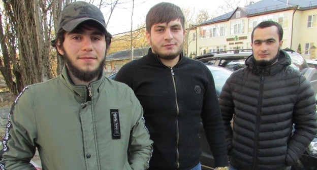 Младший брат и друзья Адама Бадиева. Фото Вячеслава Ященко для "Кавказского узла".