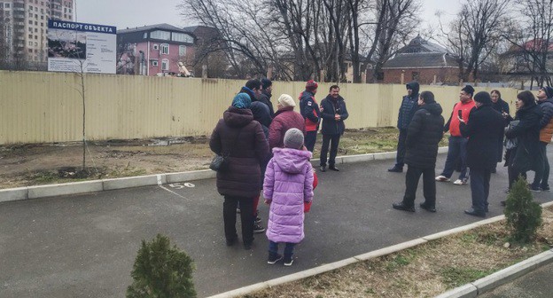 Протест в виде прогулки в махачкалинском парке Ленинского комсомола. Фото: Ильяса Капиева для "Кавказского узла"