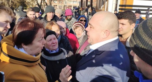 Мэр Невинномысска Михаил Миненков ( в центре) и участники митинга. Фото: Фото: Андрей Козлов.