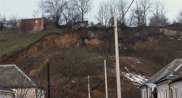 Оползень в Георгиевске. Кадр видео канала "Свое ТВ" на Ставропольском телевидении https://www.youtube.com/watch?v=-5Gc2dhPHOk