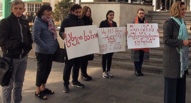 Участники акции против азартных игр в Тбилиси. Надписи на плакатах - "Ввести горячую линию", ""по статье 116 - "доведение до самоубийства привлечены: в 2013 году - 377 человек; в 2018 - 1663 человек"; "Создать антикризисный центр". Фото Беслана Кмузова для "Кавказского узла"