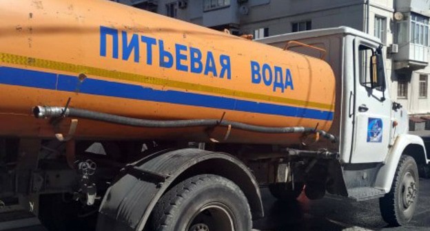 Подвоз воды автоцистернами на время устранения аварийной ситуации на ТГВ.  Фото: официальный сайт администрации и думы муниципального образования город-герой Новороссийск http://admnvrsk.ru/