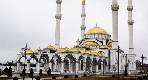 Мечеть в селе Гелдаган Курчалоевского района Чеченской Республики. Фото: Муслим (muslim322) https://ru.wikipedia.org/