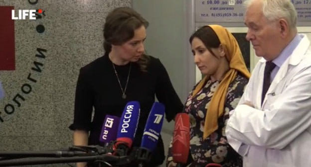 Президент по правам ребенка Анна Кузнецова, мама девочки и директор НИИ Леонид Рошаль (слева направо) во время интервью. Стоп-кадр видео https://life.ru/t/%D0%BF%D1%80%D1%8F%D0%BC%D0%B0%D1%8F%D1%82%D1%80%D0%B0%D0%BD%D1%81%D0%BB%D1%8F%D1%86%D0%B8%D1%8F/1263486/priamaia_transliatsiia_izbituiu_v_inghushietii_dievochku_aishu_vypisyvaiut_iz_bolnitsy